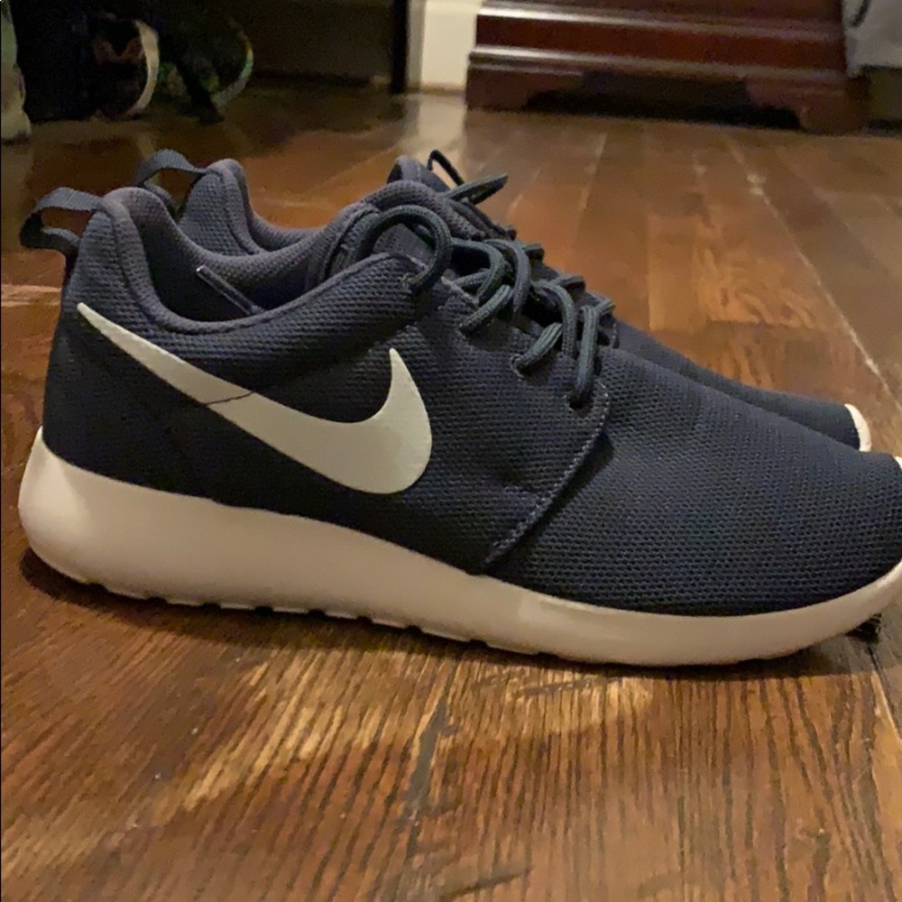 Size 8 Nike Rosches
